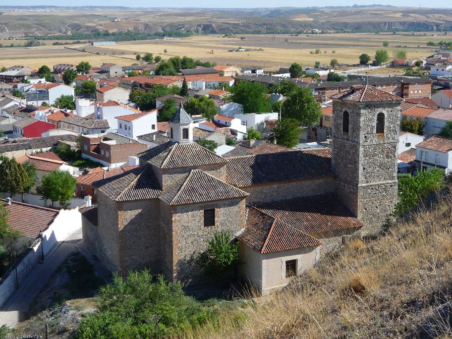 vista de la fachada principal de estilo barroco del siglo XVII, cuenta con ciertos elementos de épocas anteriores.