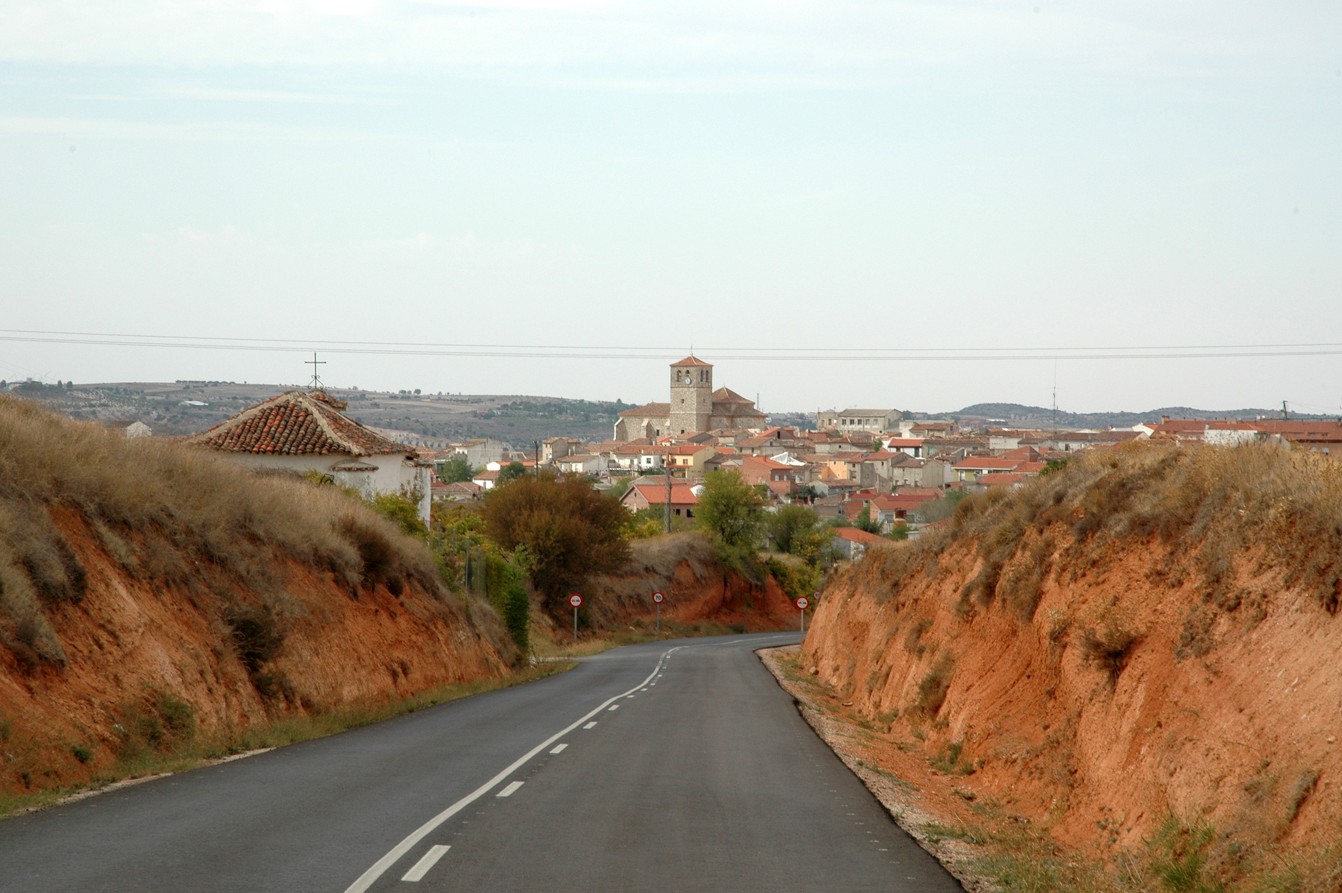 entrada a Belmonte de Tajo, un territorio donde conviven el páramo y la vega, entre los montes Orcajo y Valdecabañas, un paisaje agrícola de secano y regadío, que nos acompañará durante nuestro trayecto.