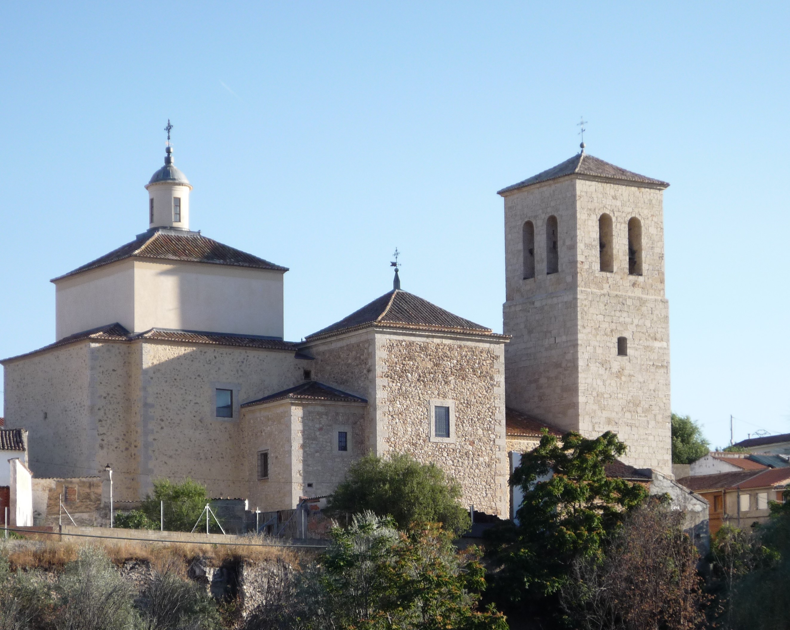 entorno de la iglesia neoclásica de la Asunción (XVIII), imponente torre y campanario de estilo neoclásico.