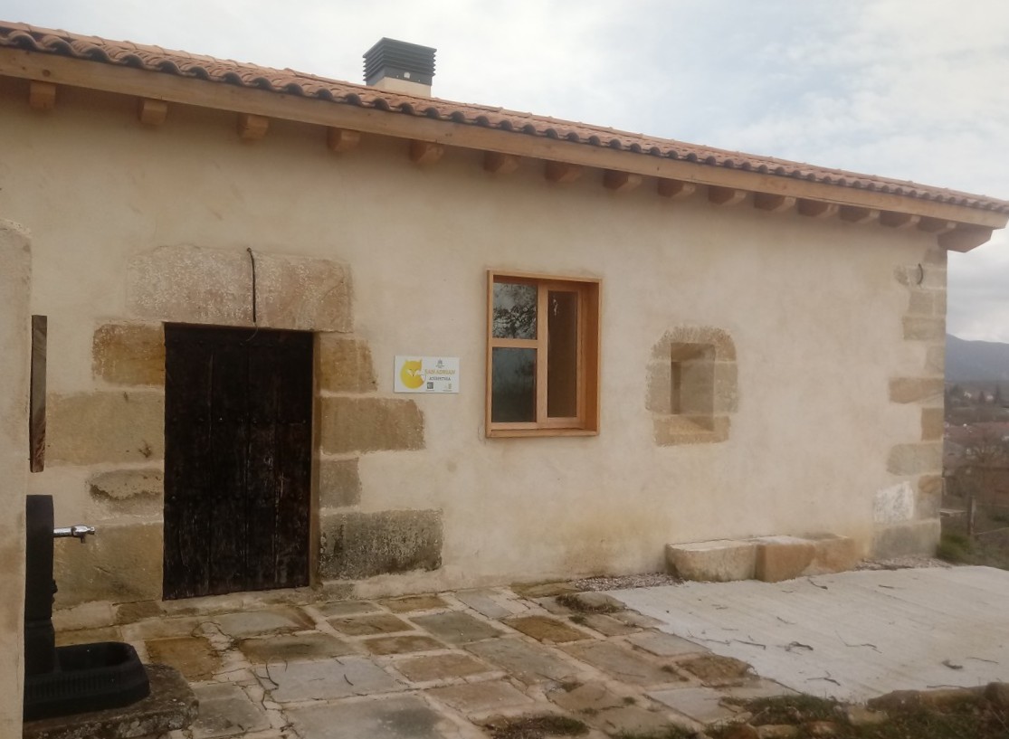 Imagen de la facha frontal del albergue de Zalduondo