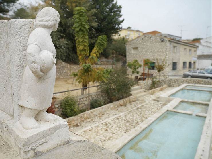 View of the municipal washhouse, in a very good state of preservation, with its white stone standing out. It was uncovered after a long period during which it had remained buried. In the past, it was a meeting place for the women who came there to wash clothes.