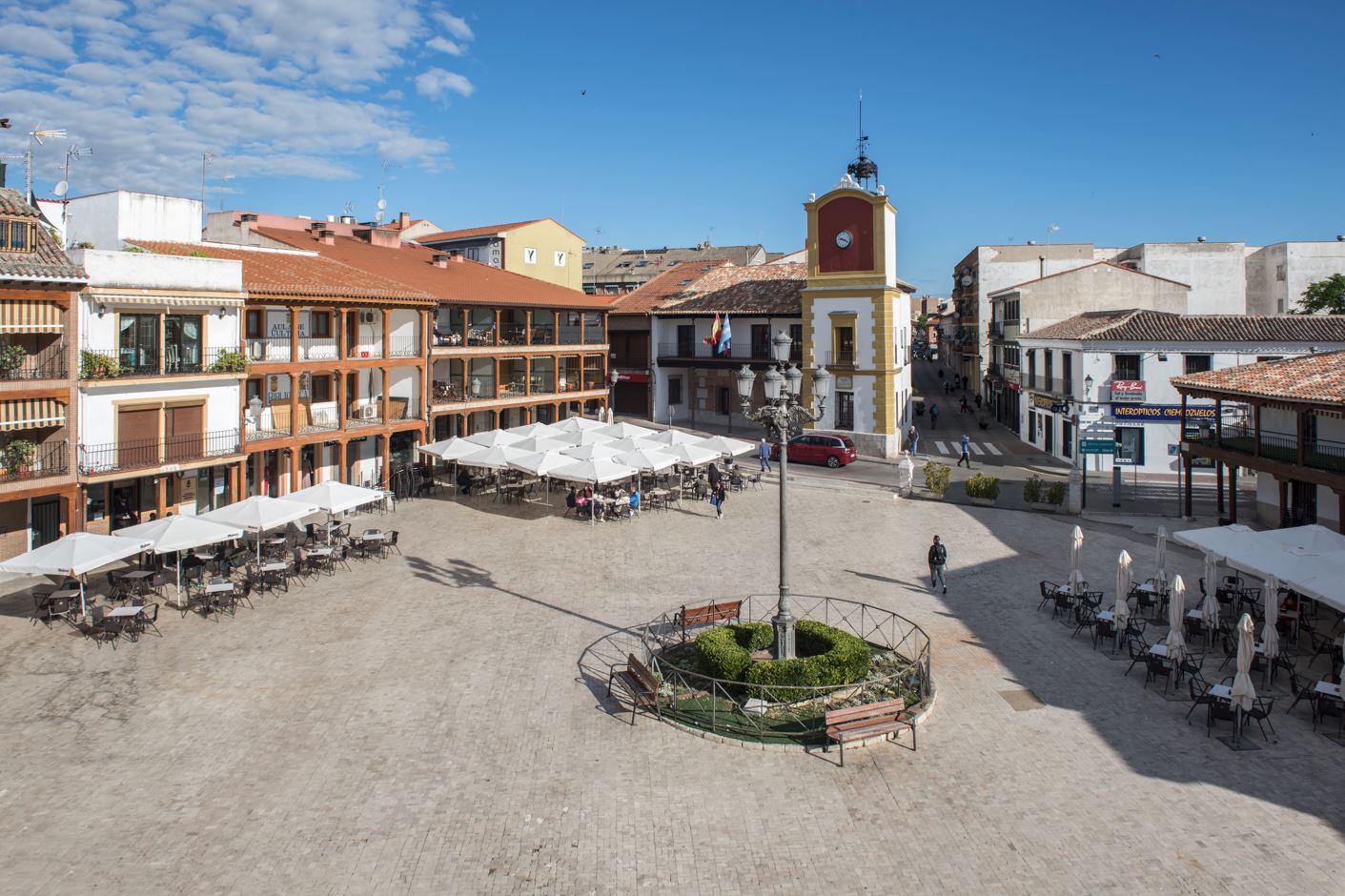 Panoramic view of Ciempozuelos’ Plaza Mayor, where the former Town Hall and the historic clock are located; a building recently restored can also be seen.