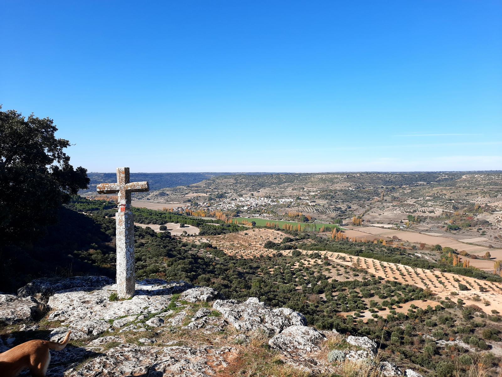 Formación geológica con una pequeña cruz de piedra en su cima, famosa por la leyenda del "Caballero de Ambite"