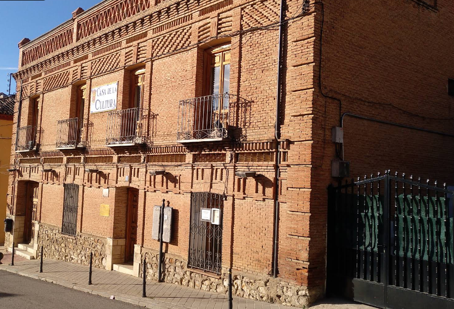 Edificio municipal de la Casa de la Cultura (principios del siglo XX): está situado junto a la Avenida de Madrid. Edificación de tres plantas en estilo neomudéjar de principios del siglo XX, con patio y una bella terraza.