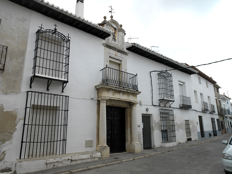 vista de la fachada de la señorial casa-palacio. Posee una magnífica portada de piedra flanqueada por dos grandes columnas, un frontón recto y un balcón en el centro.