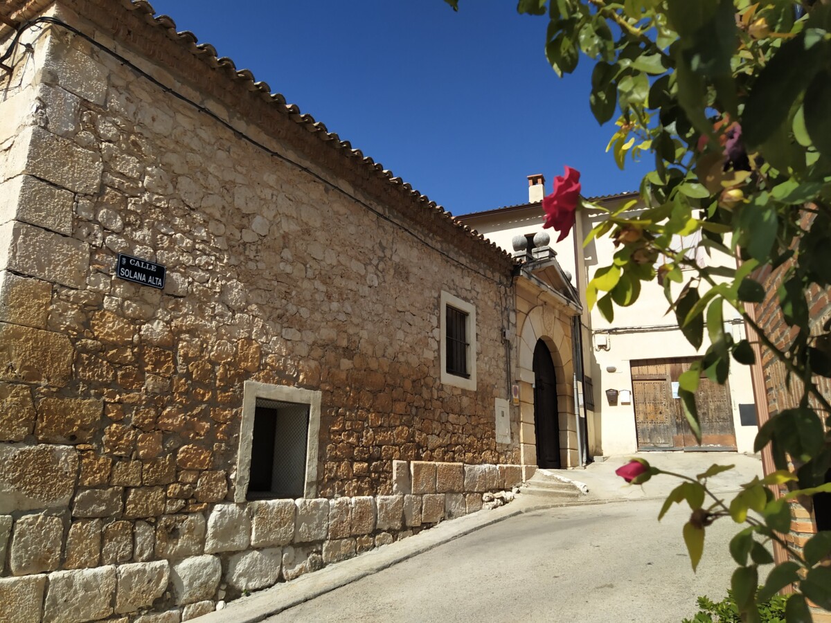fachada de piedra con una entrada principal con frontal neoclásico en sillares pulidos, en la clave del arco aparece esculpido un escudo heráldico de origen desconocido, que parece guardar relación con la familia de Manuel Godoy.
