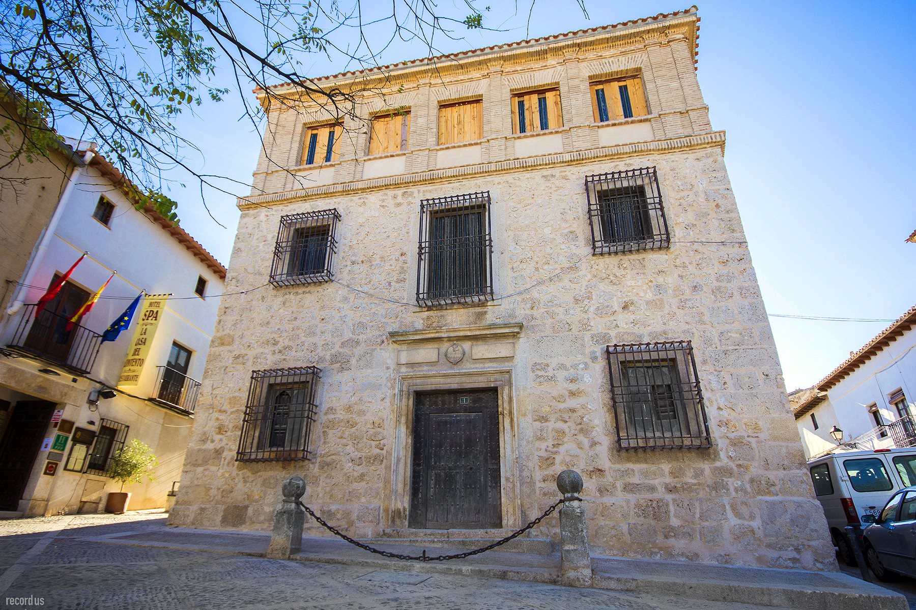 entorno de la Casa de la Cadena, edificio barroco de aire aristócrata, construido en el siglo XVII, famoso por hospedar a Felipe V en la Guerra de Sucesión.