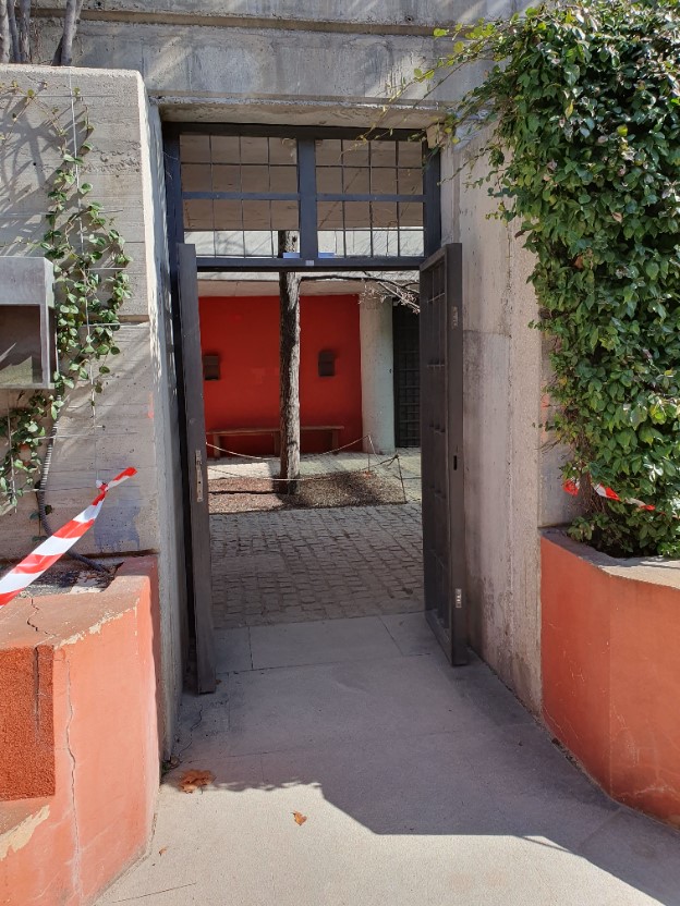 Puerta abierta de acceso al patio de Tilo 