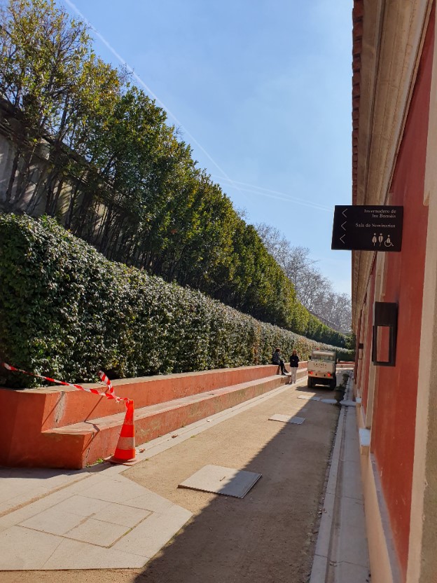 Zona del paseo con el edificio a la derecha donde se encuentra la señalización de aseos