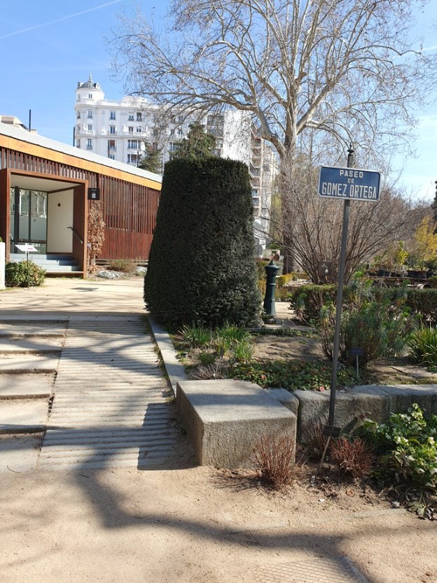 Rampa de acceso al edificio de la cafetería del jardín
