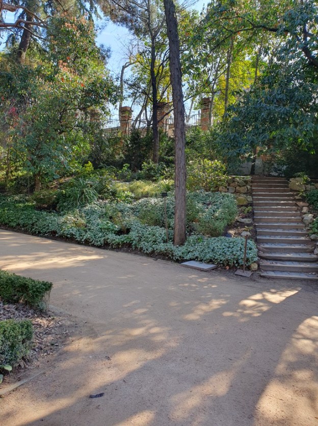 Zona del paseo con unas escaleras