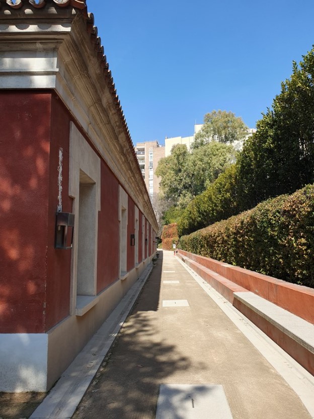 Paseo junto al edificio del jardín