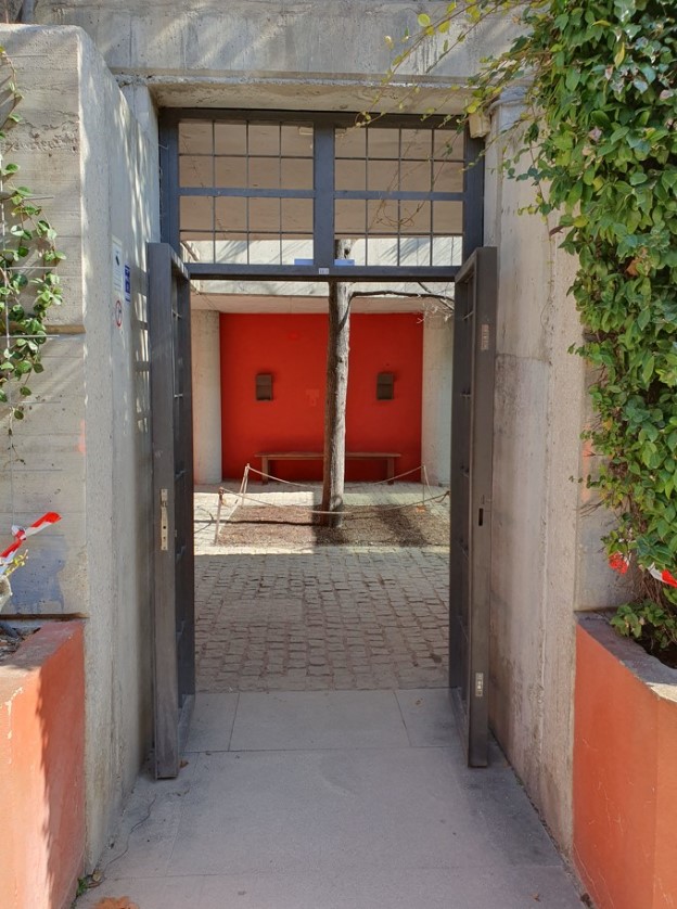 Puerta abierta de acceso al patio del Tilo