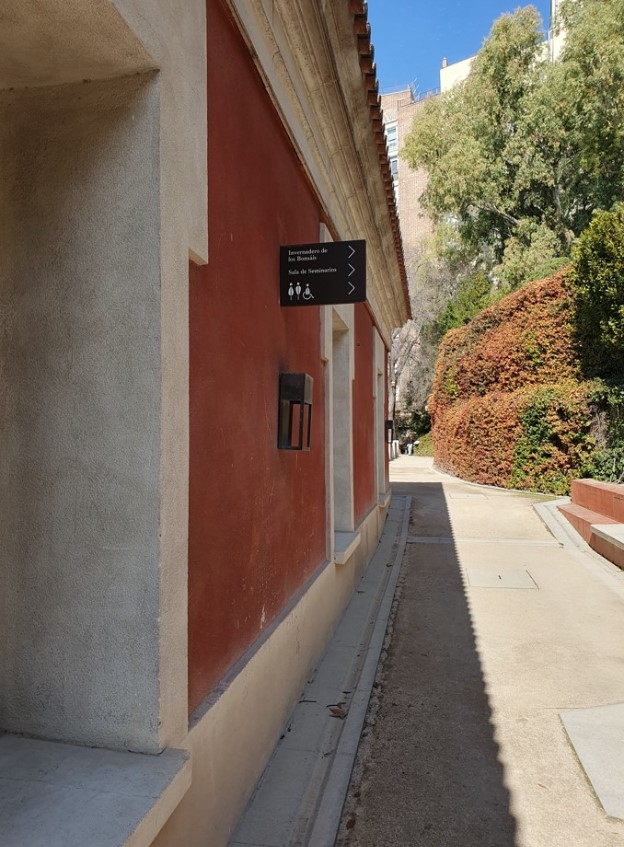 Paseo junto al edificio