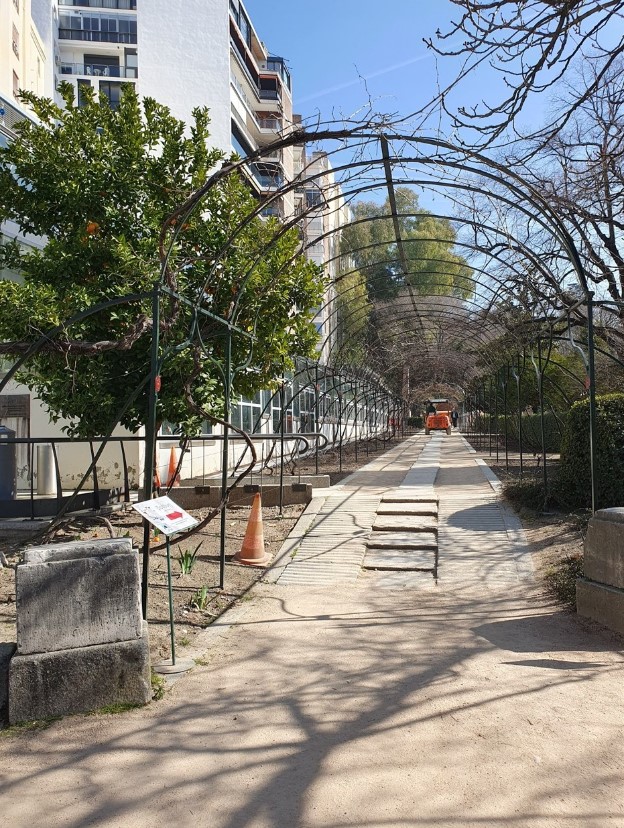 Rampa con acceso a una parte del paseo creado con arcos de metal de color verde oscuro