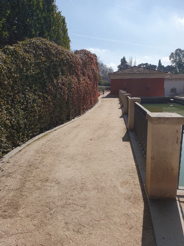 Paseo con el estanque a la derecha