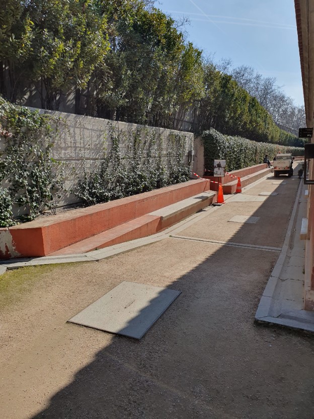 Paseo con el edificio a la derecha