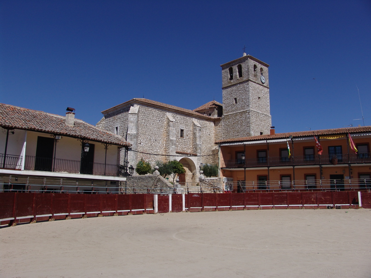 Plaza cuadrada dotada de un círculo de arena utilizada tradicionalmente para los festejos taurinos. Destacan tanto la fachada del Ayuntamiento y de fondo la iglesia de la patrona del municipio, Nuestra Señora de la Estrella. 