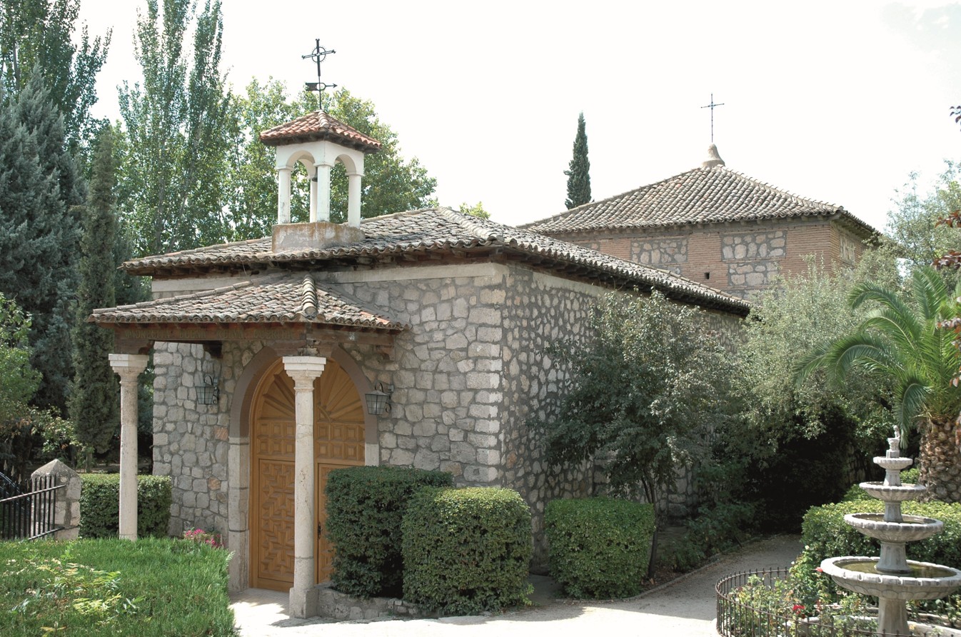 entrada principal de la ermita construida en piedra cuya construcción data del siglo XVII y edificada sobre la ermita preexistente dedicada a San Sebastián.