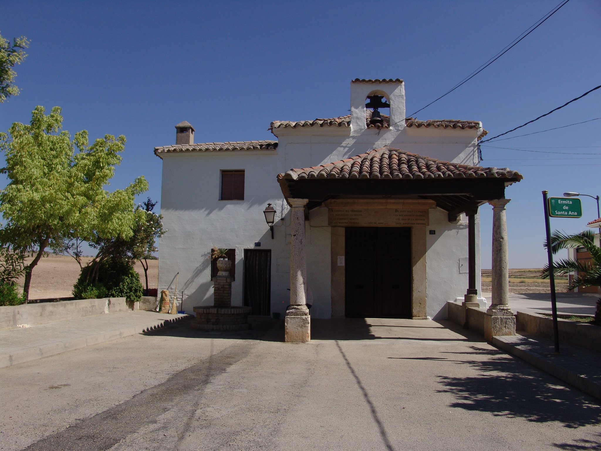 View of the hermitage of the town’s patron saint. It is of great simplicity in construction, built of gypsum rammed earth with a timber and tile roof, and dates from the 18th century.