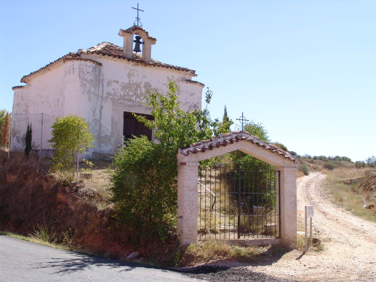 vista de la ermita de traza renacentista, construida en el siglo XVi de pequeñas dimensiones construida principalmente en piedra, es un lugar de importancia para el municipio ya que se celebra una gran romería en honor al santo.