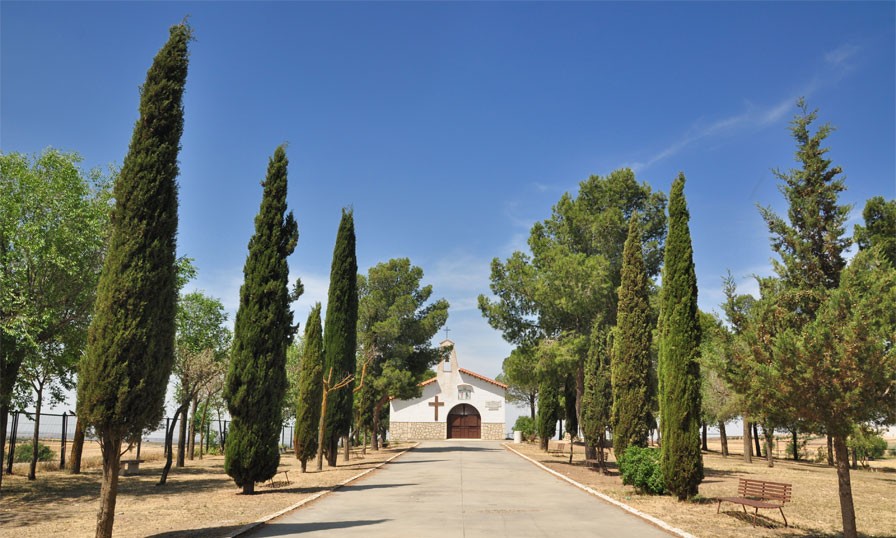 View of the patron saint of farmers, of much more recent construction. Its origins date back to 1968, when two local residents donated the land for its building. Simple in style and without ornamentation, it was built of brick and cement.