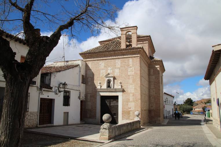  Pequeña ermita de estilo barroco con muros de ladrillo, su construcción data del siglo XVII, alberga en su interior a los patrones del municipio S. Roque y Ntra. Sra. de Gracia  