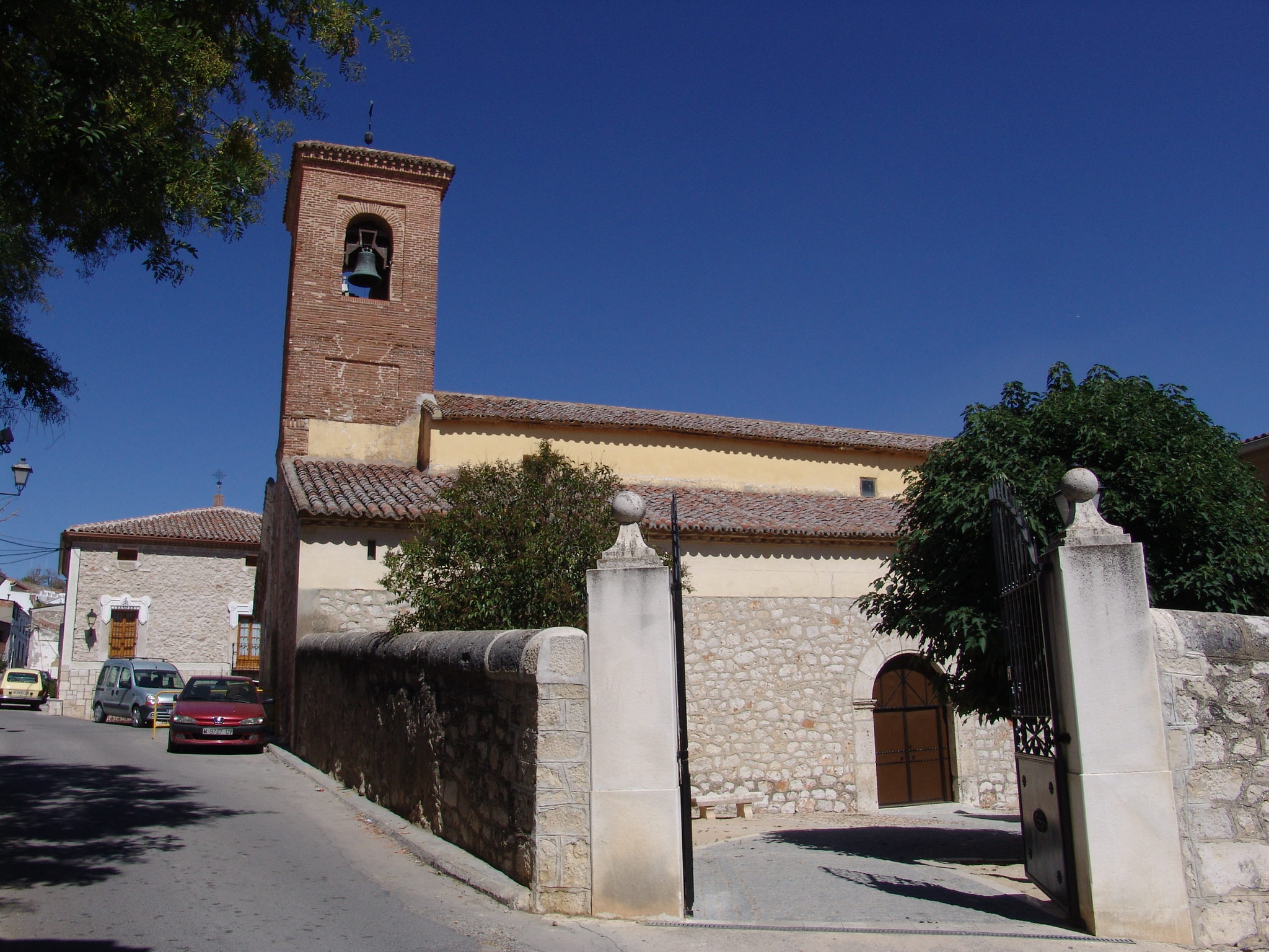 Calle que da acceso a la iglesia de San Martín Obispo y lleva el nombre de Fray Luis de Valdilecha, en honor al fraile capuchino nacido en esta localidad.