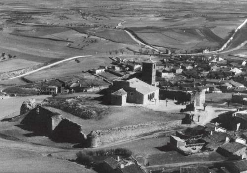 fortaleza de tamaño medio Este mirador, que permite disfrutar de una excelente vista del poblado carpetano está situado precisamente sobre los restos del palacio arzobispal