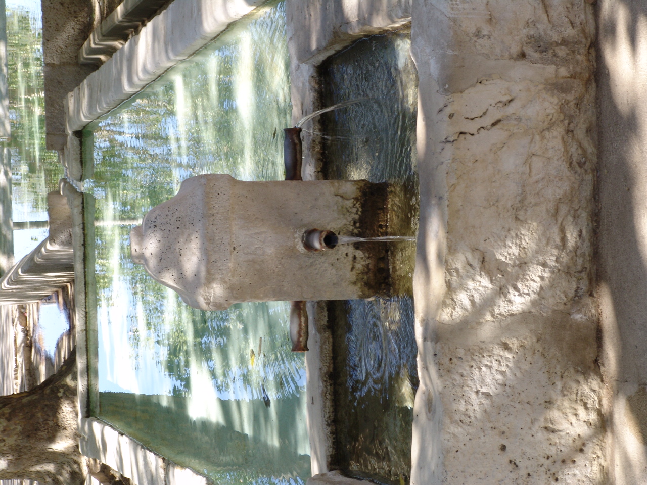 constituida por tres pequeños pilones y cuatro caños, a unos metros de la Fuente de Abajo, ubicadas ambas en el conocido Paseo de las Fuentes.