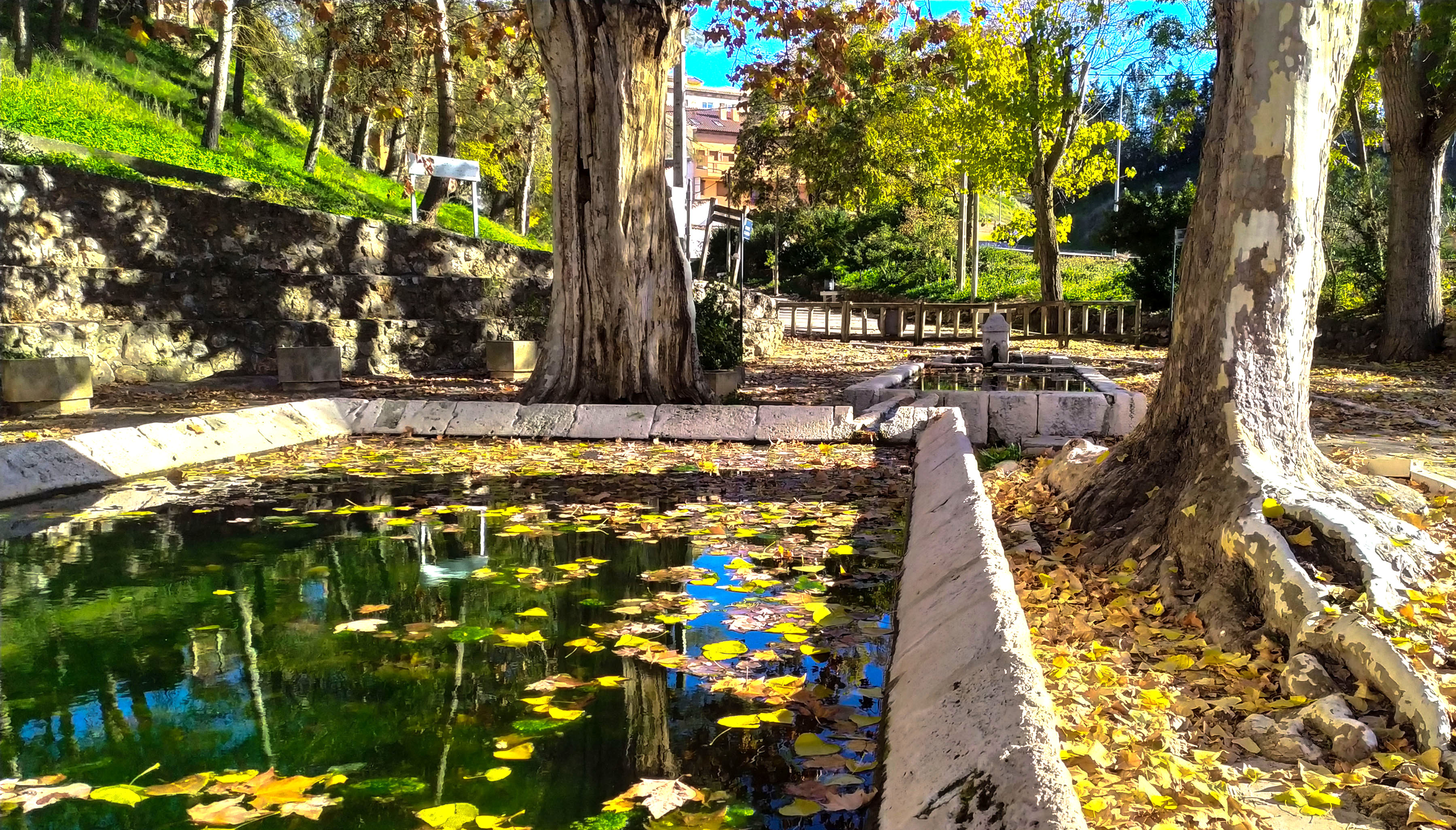con su fuente, lavadero y abrevadero que, aunque están unidos, son perfectamente diferenciados. Esta fuente en lugar de cuatro caños como la de Arriba, tan solo tiene dos de forja.