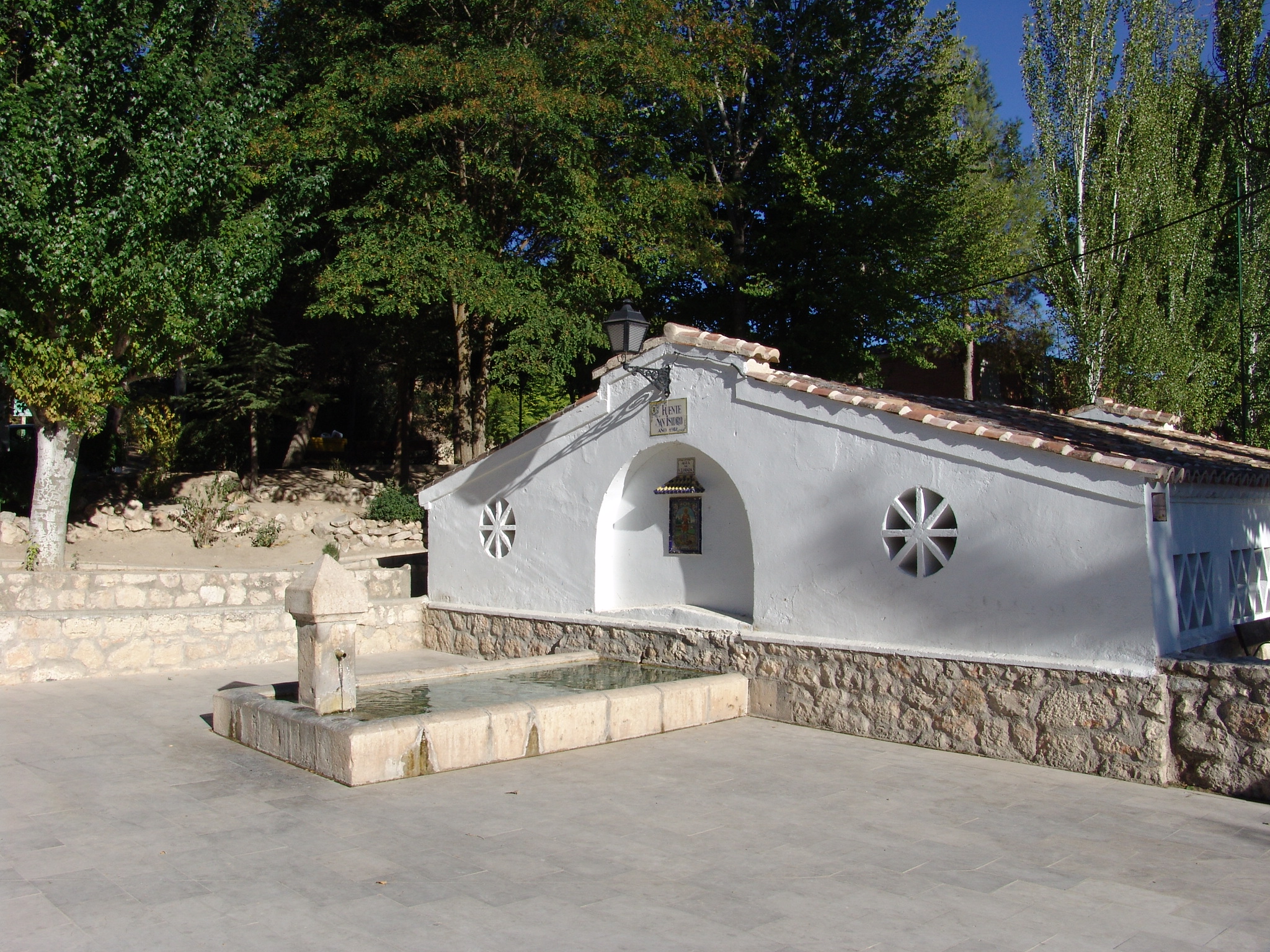 View of the ensemble made up of the fountain, trough and covered washhouse, built in 1902. It was a construction of great importance to village life, as it was the only water supply point.