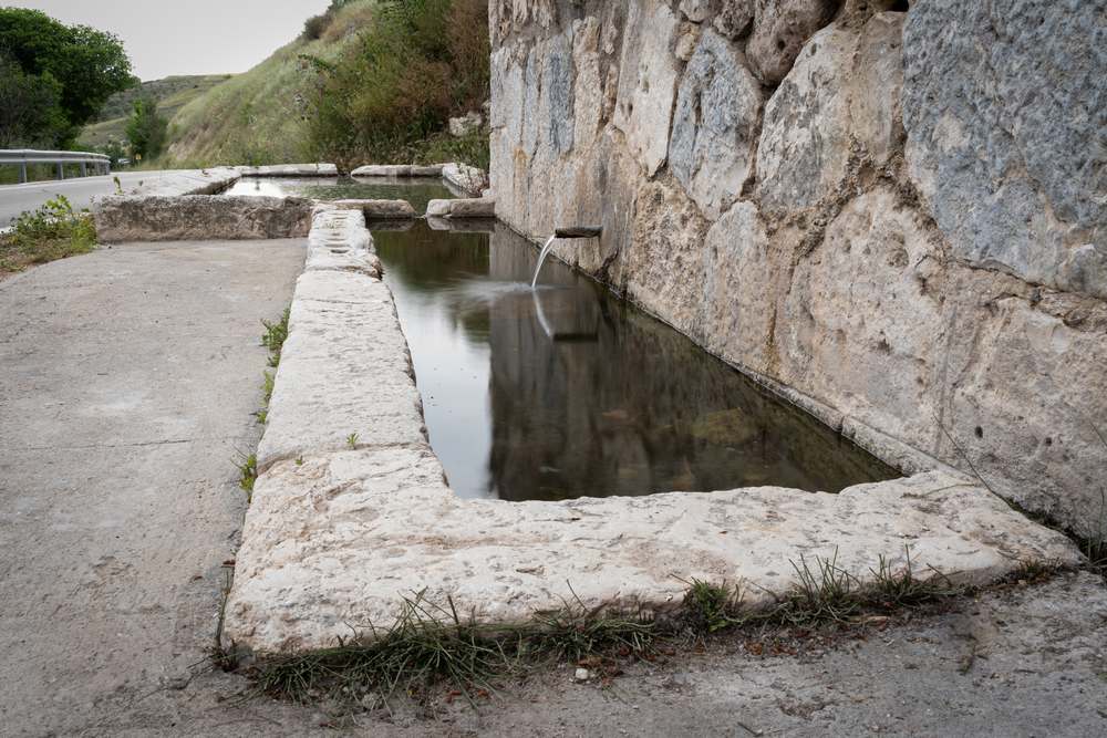 se encuentra al margen derecho de la carretera que lleva a Valverde de Alcalá. Construida en piedra caliza, de aspecto rústico tiene un pequeño caño que vierte sus aguas en un pilón alargado y de éste, pasan a un abrevadero más amplio para que beba el ganado.