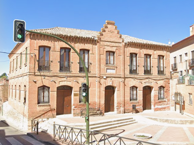 Edificio de la Fundación Benita Santos Juarranz (principios del siglo XX). En la confluencia con la calle Mayor y Avenida de Madrid, consta de dos cuerpos simétricos, de dos plantas, con un amplio patio, que da a las calles citadas, cerrado por una pedraja