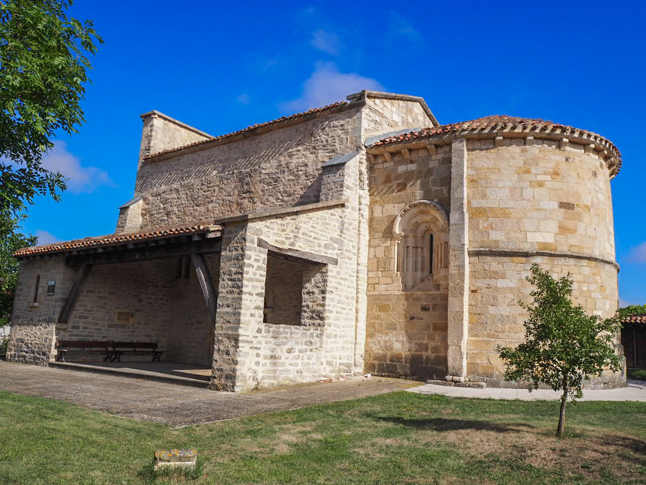 Elizaren alboko arkupea