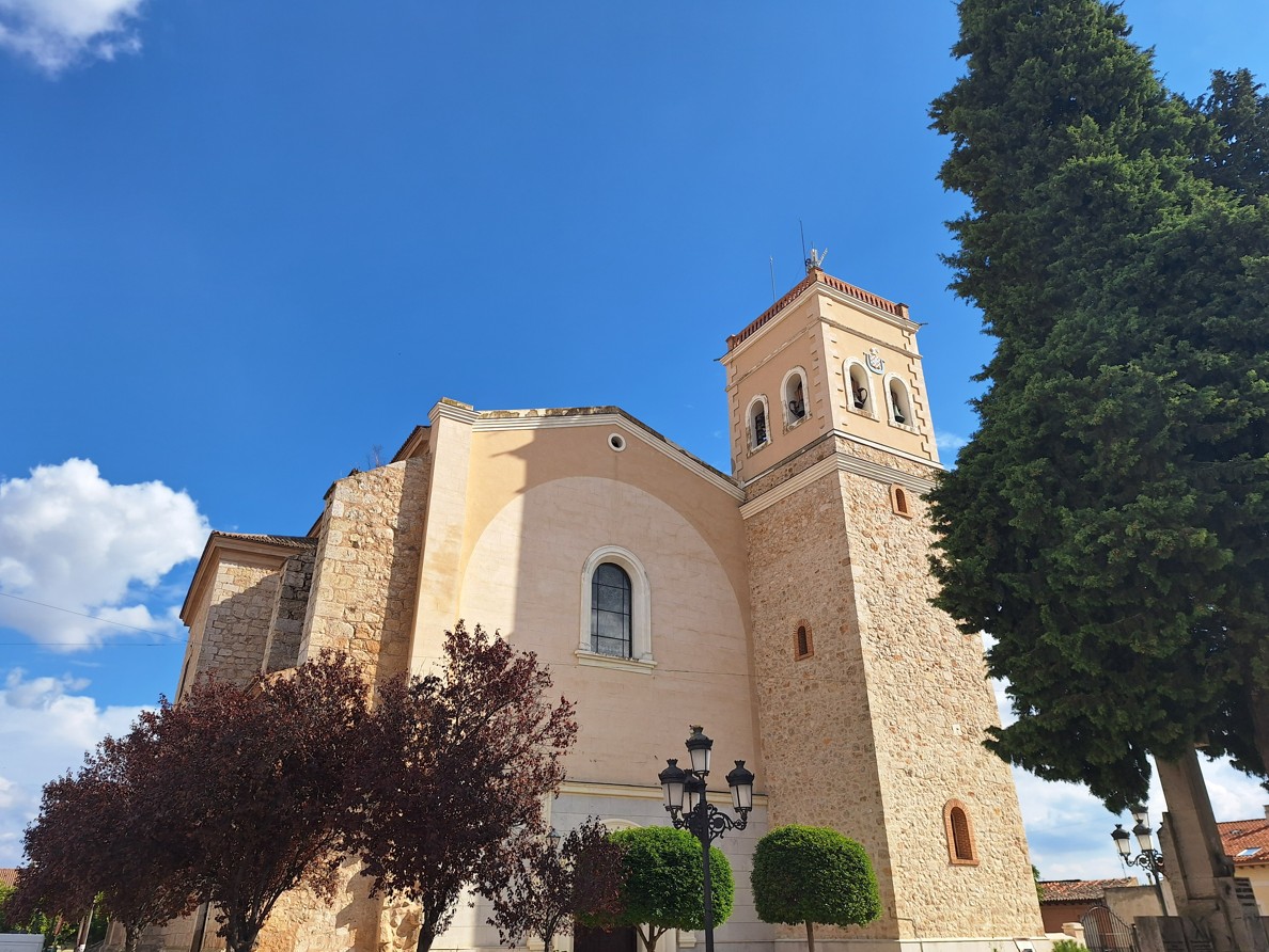 View of the square that bears the church’s name. The church and its colossal stone bell tower rise above the town of Morata, creating a beautiful visual effect as they blend with all the stone tones of the landscape and the hills surrounding the Tajuña plain.