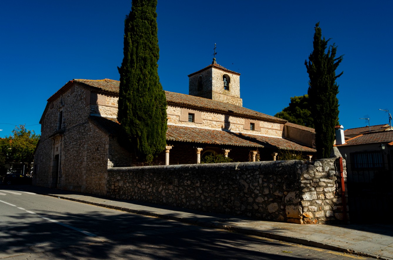 vista de la iglesia románica de finales del siglo XII , reconstruida parcialmente (la nave) entre los siglos XVI y XVIII.