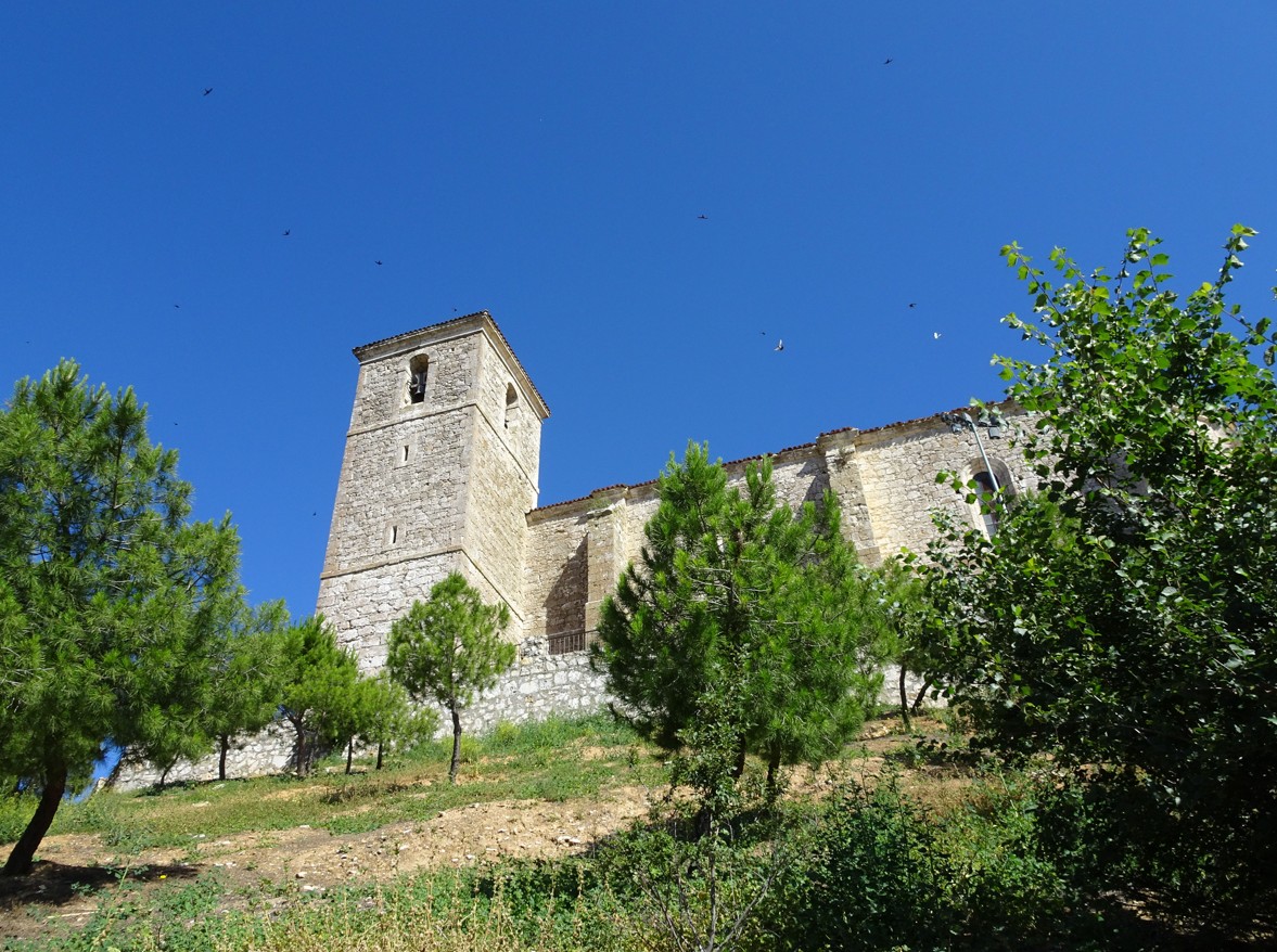 vista completa de la iglesia que se caracteriza por su gran volumen, sencillez, y aspecto sólido y macizo, La torre, situada al final del lado de la epístola, consta de tres cuerpos y vanos en el campanario.