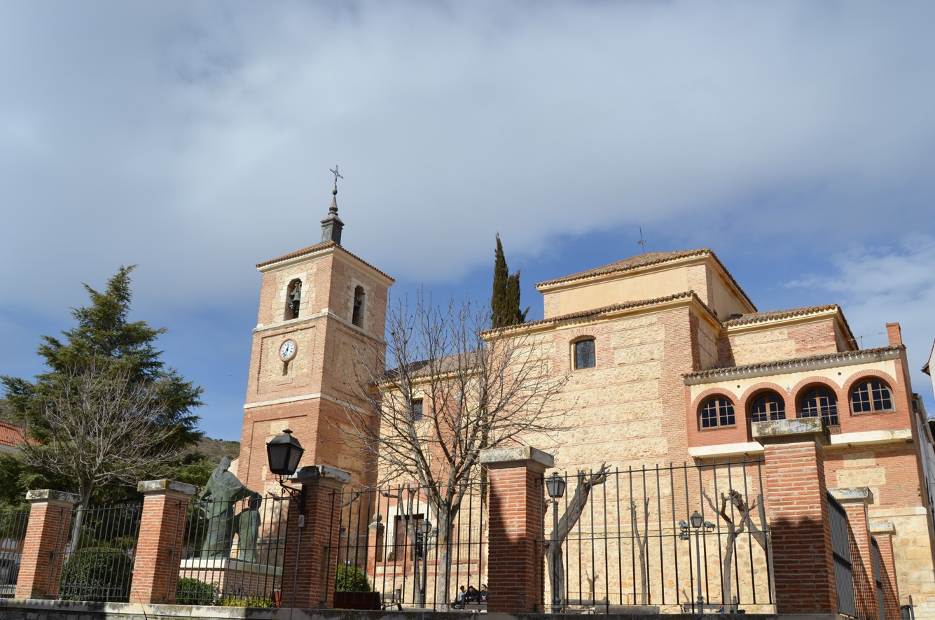 vista de la fachada principal de la iglesia de Tielmes, de estilo barroco y cuya construcción data del año 1872.