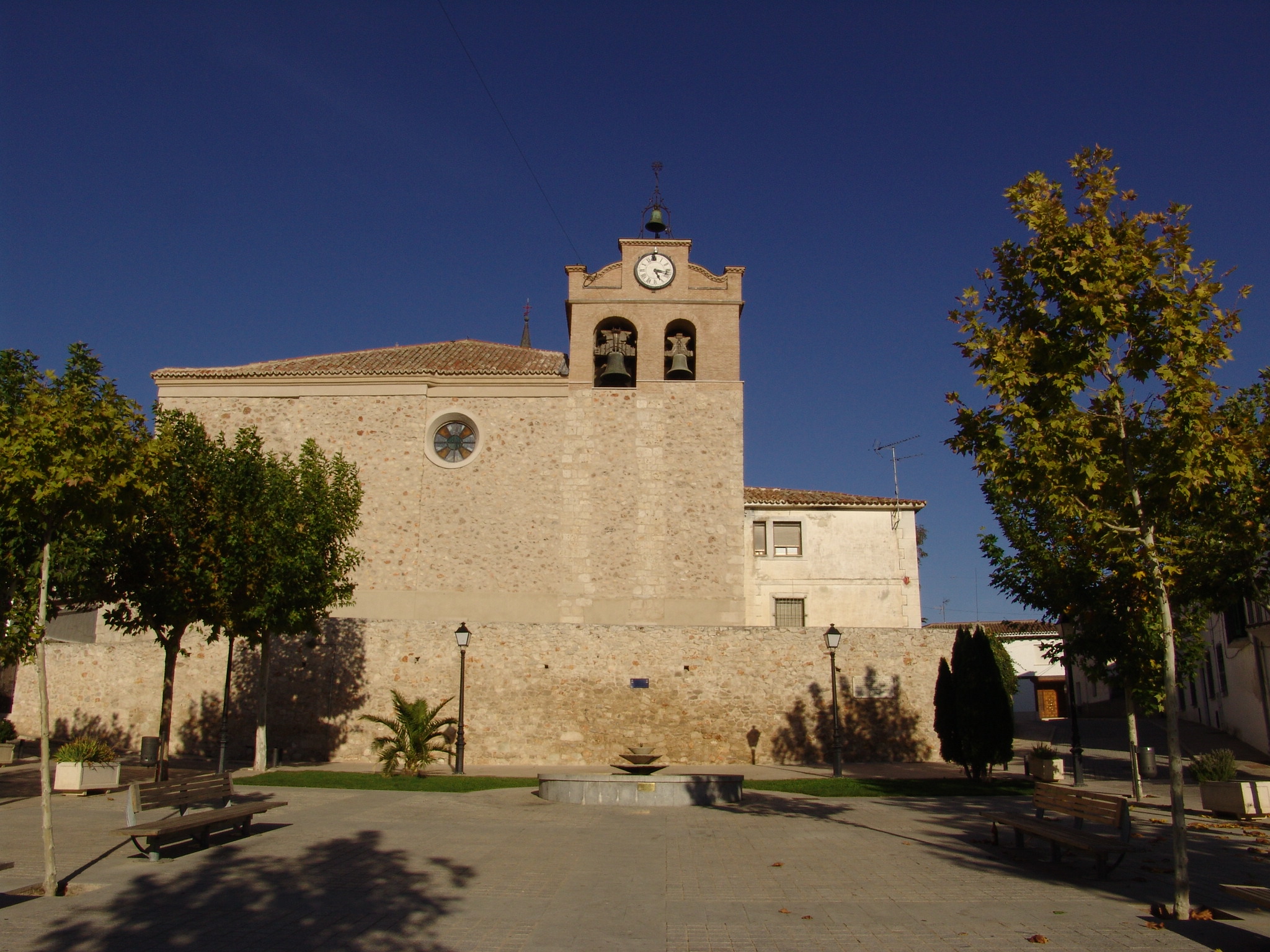 : vista de la fachada principal de la iglesia del municipio, se trata de una edificación de aspecto sobrio y clasicista, destacando su torre-campanario.