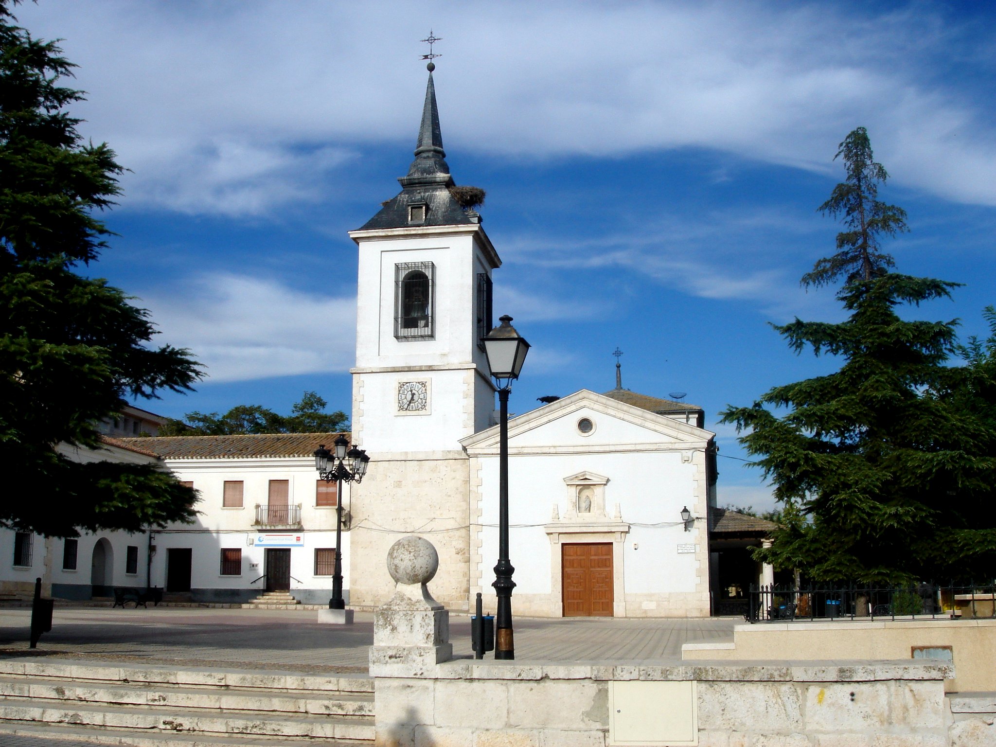 View of the main façade of the parish church, located in the Plaza Mayor, where the Town Hall and the cultural and senior citizens’ centres are also found.