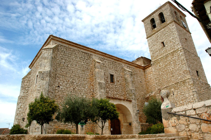 View of the surroundings of Belmonte de Tajo church, with a single nave and Baroque elements.