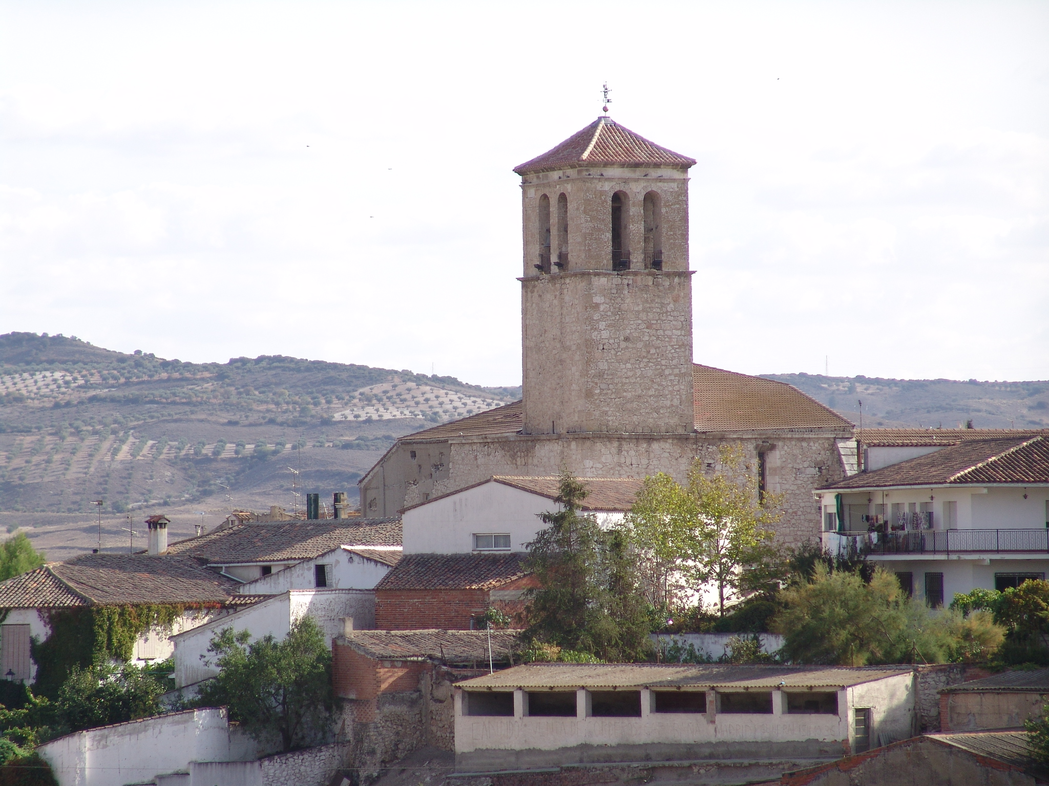 fachada principal de la Iglesia parroquial con una Torre - Campanario  situado al norte constando de tres cuerpos separados por impostas