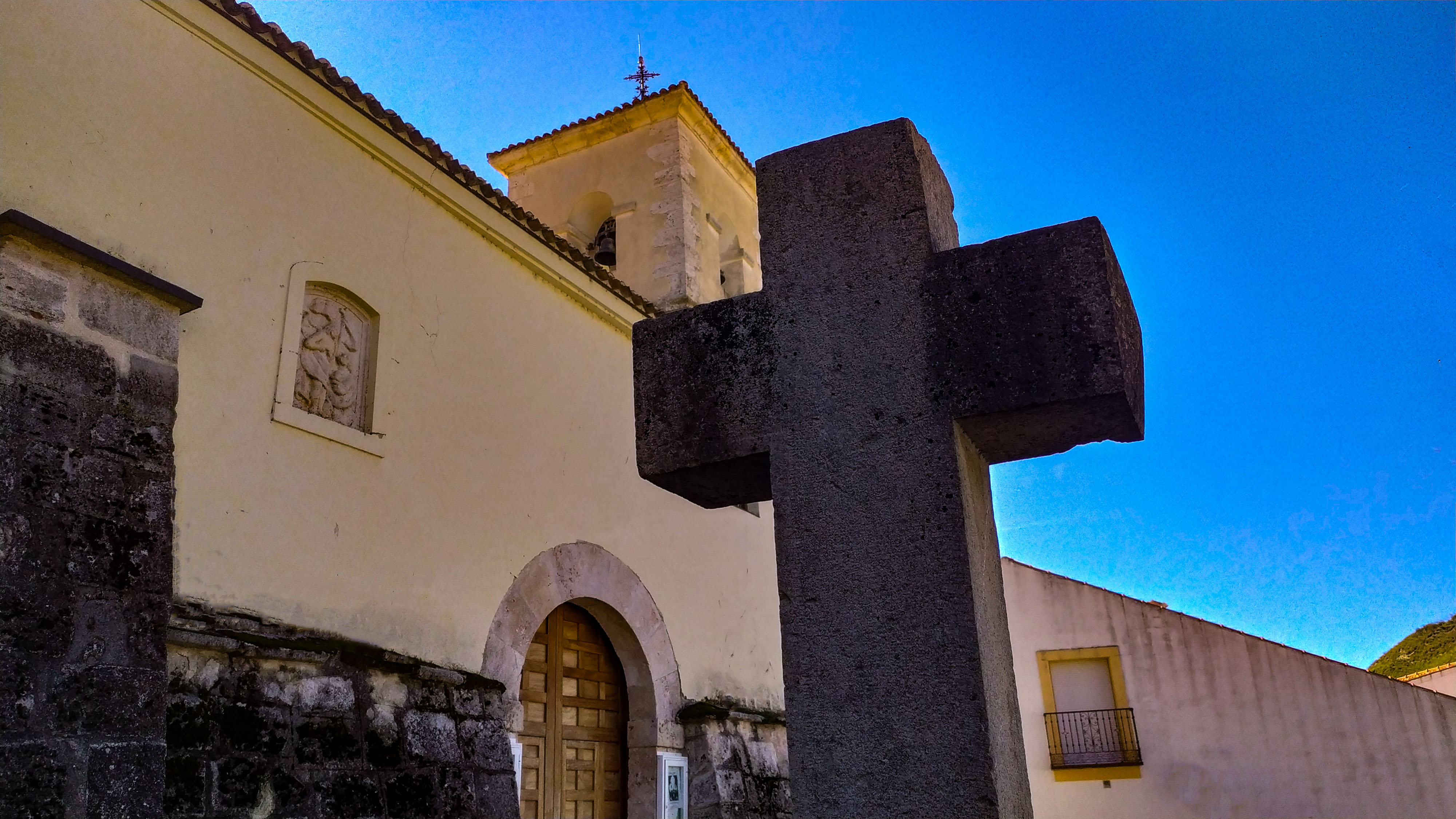 Sheltered by the southern hillside on which the lands of Valverde de Alcalá are set stands the Parish Church of Saint Thomas the Apostle.