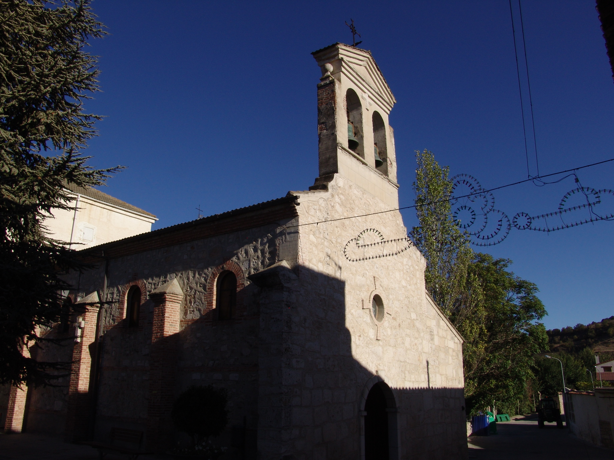vista de la iglesia de estilo románico, aunque las sucesivas transformaciones sufridas con el paso de los siglos han variado su fisonomía original.