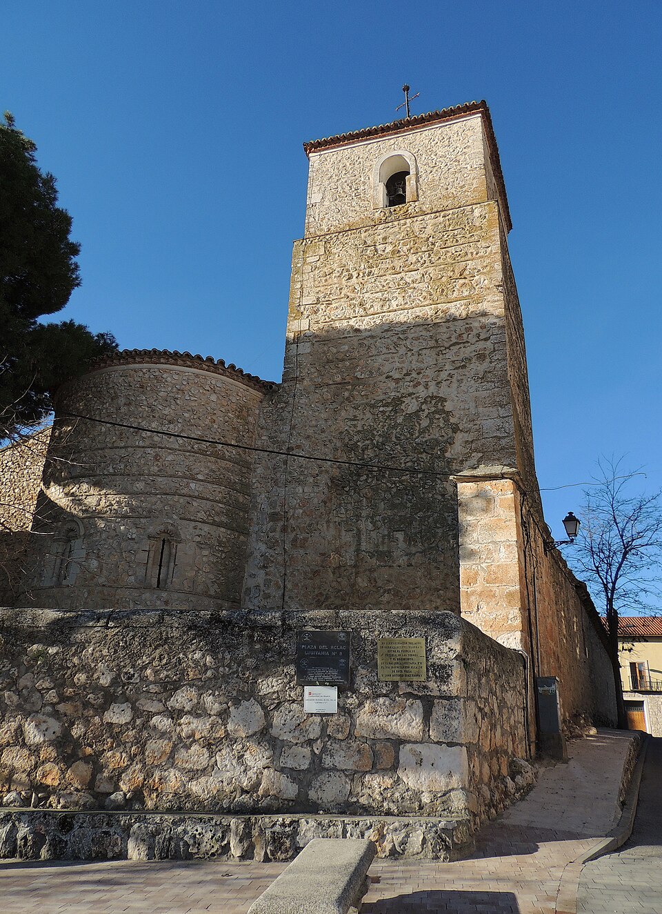 Of medieval origin, it still preserves the Romanesque-style openings of the apse.
