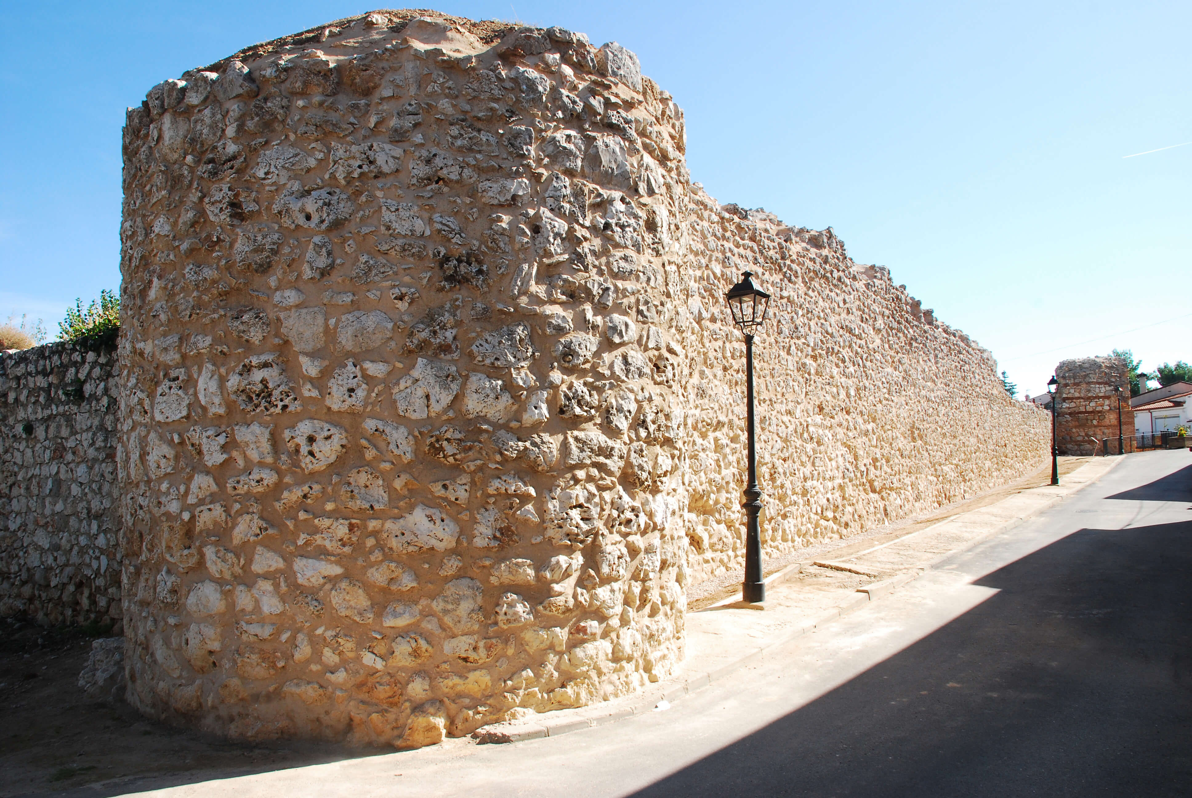 Impressive medieval fortress dating from the 13th–14th centuries. In its best-preserved sections, the wall rises over 10 metres high and was defended by a series of towers of different types.