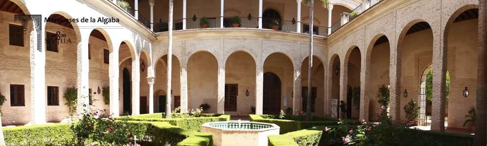 patio con arcos, jardín y fuente en medio