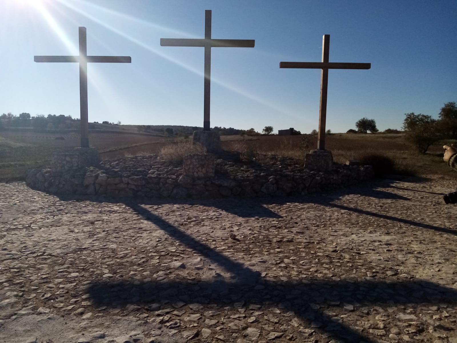 An imposing limestone rock spur where major celebrations take place, such as the Living Passion organised on Good Friday. Now remodelled, it serves as a natural viewpoint.