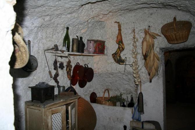 interior del museo con decoración y herramientas propias del lugar y época que representa el museo.